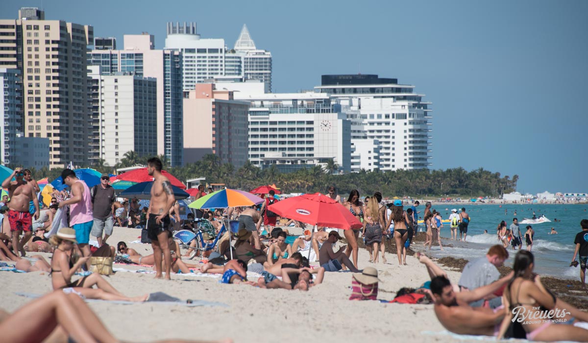 Menschen baden in der Sonne am Strand von Miami Beach