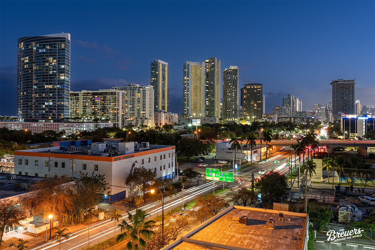 Blick auf Midtown und Downtown Miami bei Nacht