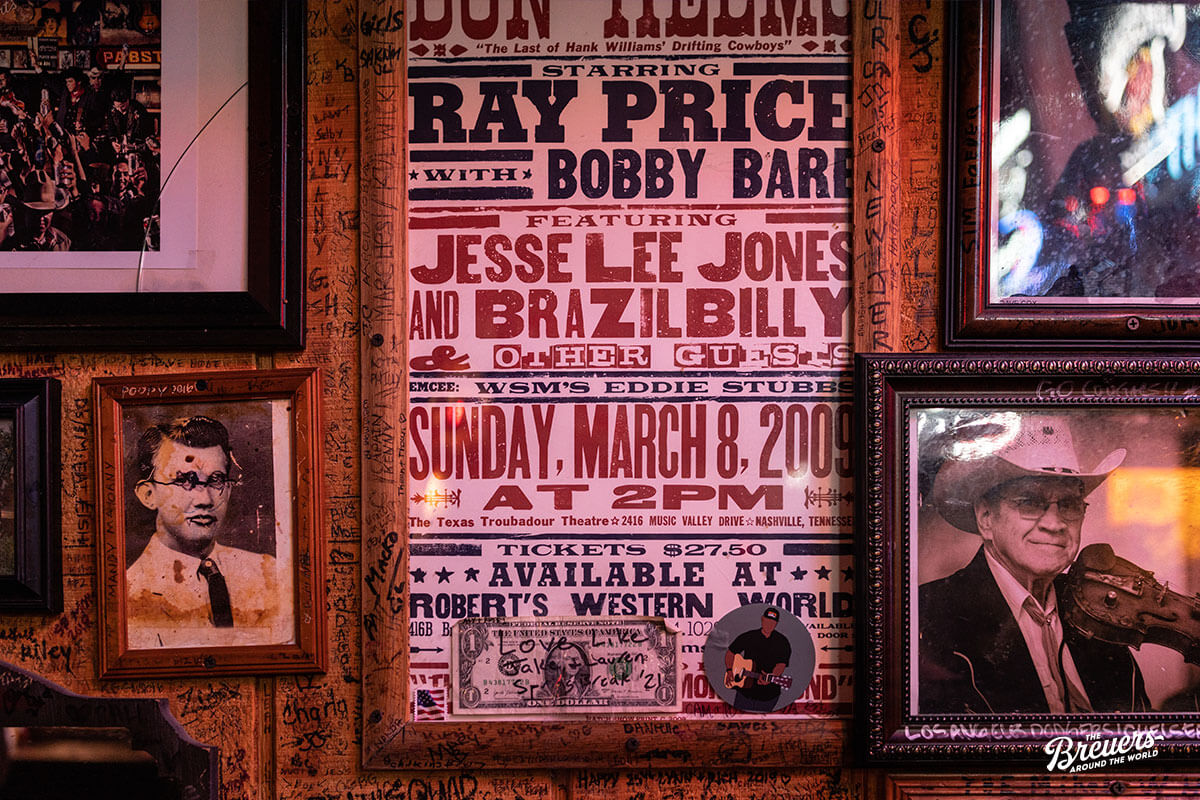 Plakate in einer Musik-Bar in Nashville
