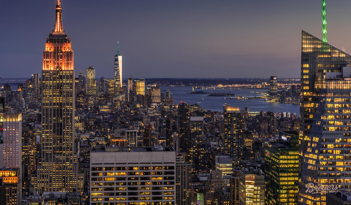 Blick vom Rockefeller Center auf Manhattan bei Nacht