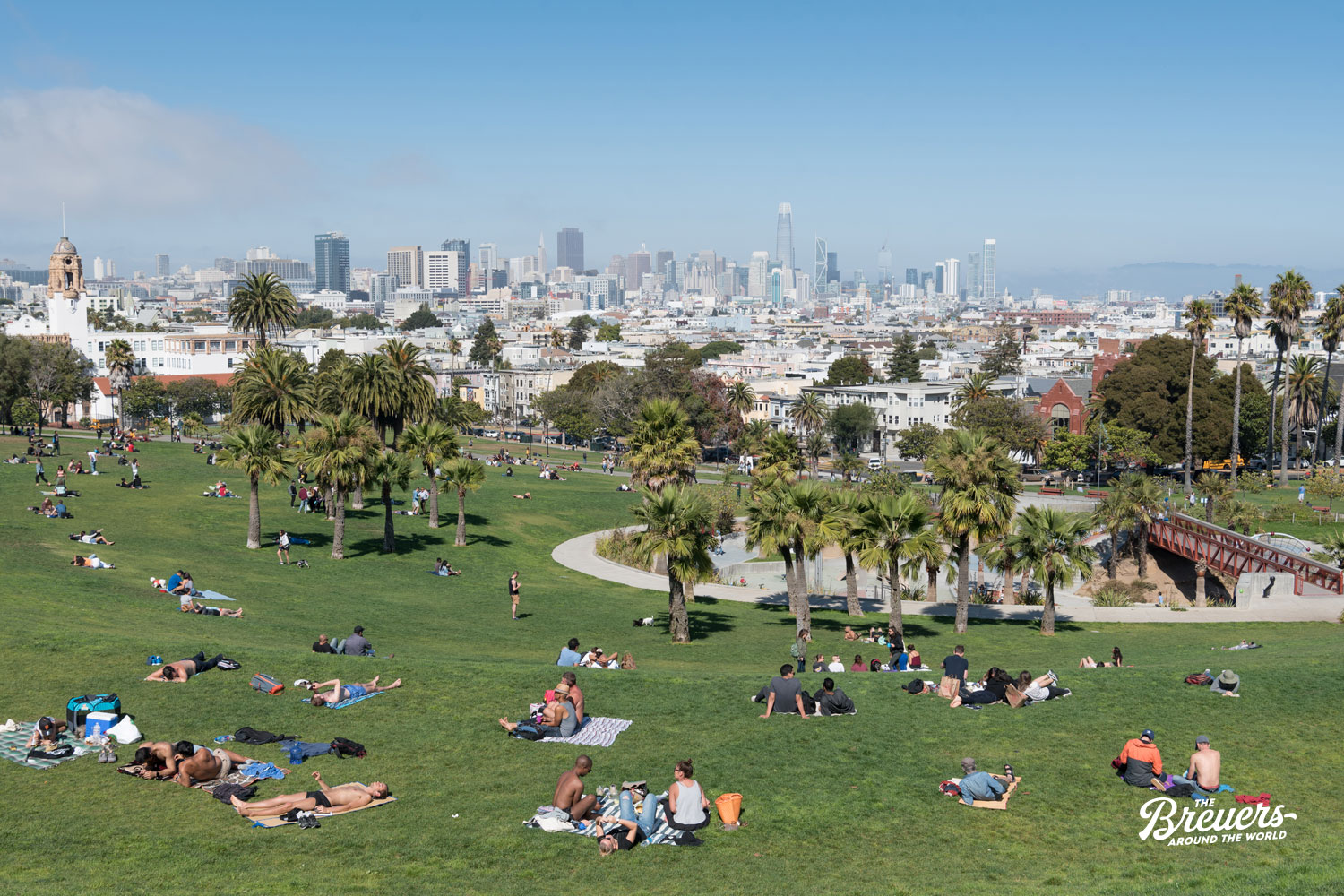 Blick vom Dolores Park auf die Skyline von San Francisco
