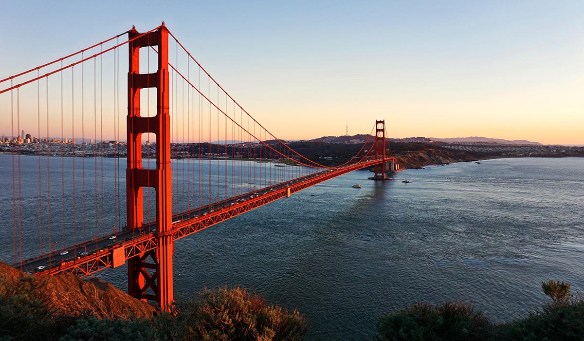 Golden Gate Bridge ist der Startpunkt für eine Reise auf dem Highway One
