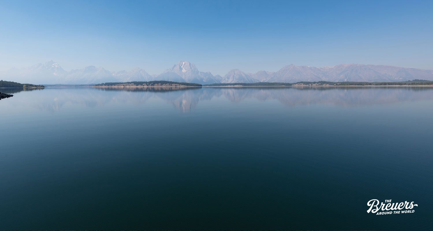 Die Berge des Grand Teton Nationalparks spiegeln sich im Jackson Lake