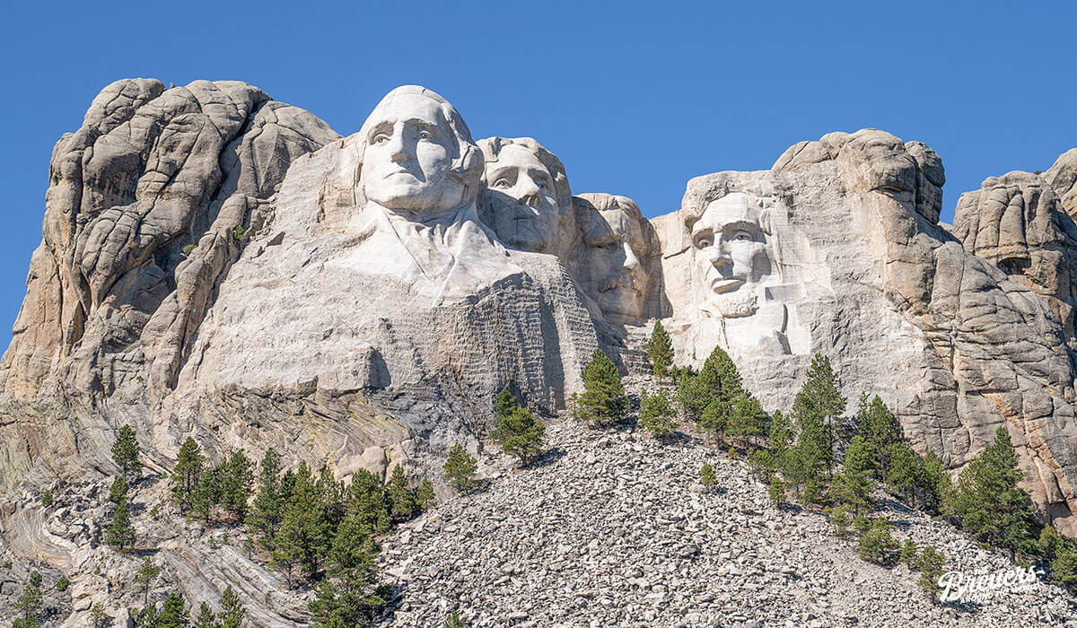 Blick von der Grand View Terrace auf die vier Präsidentenköpfe am Mount Rushmore