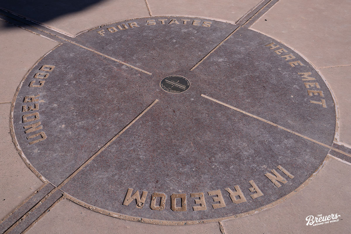 Runde Granitplatte in der Mitte des Four Corners Monument USA