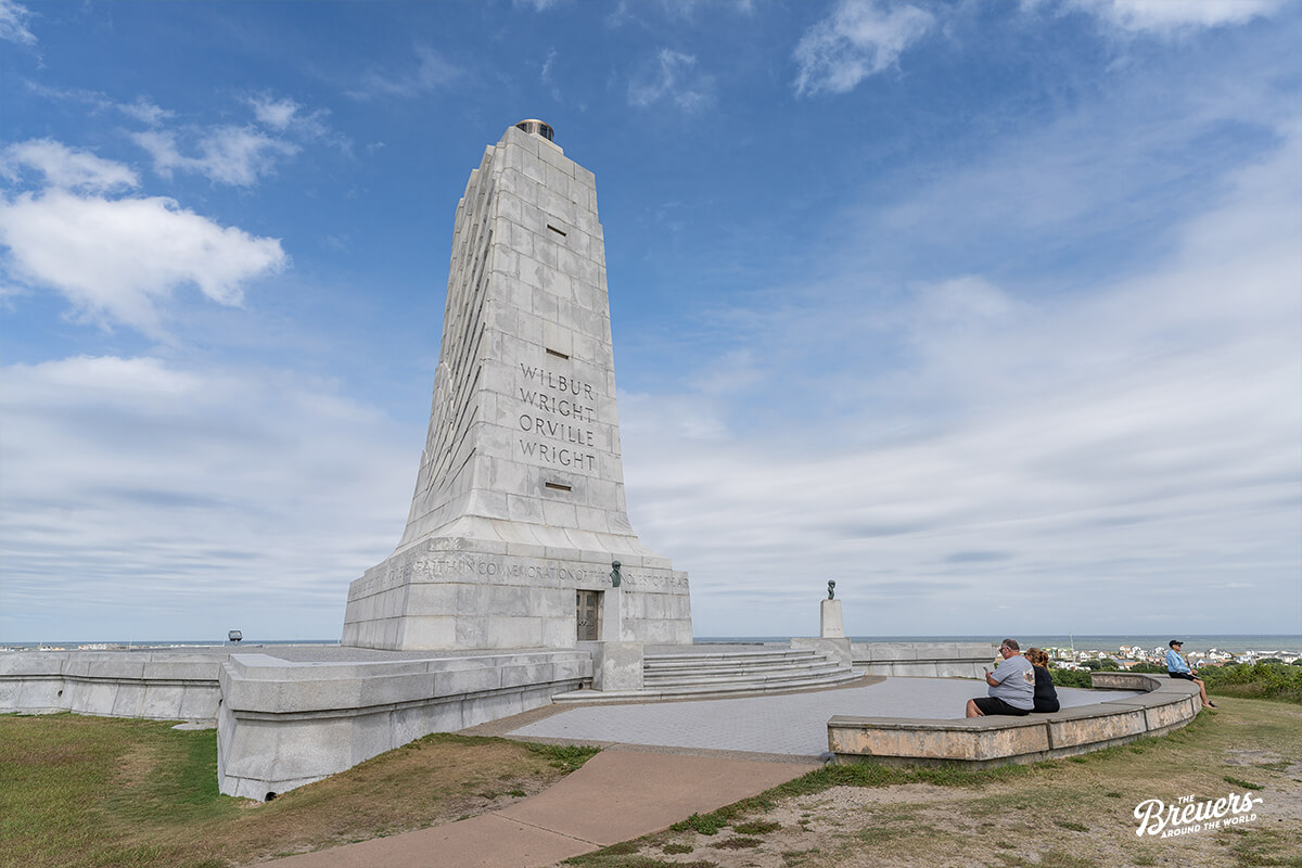Granit-Denkmal am Wright Brothers National Memorial auf den Outer Banks in North Carolina