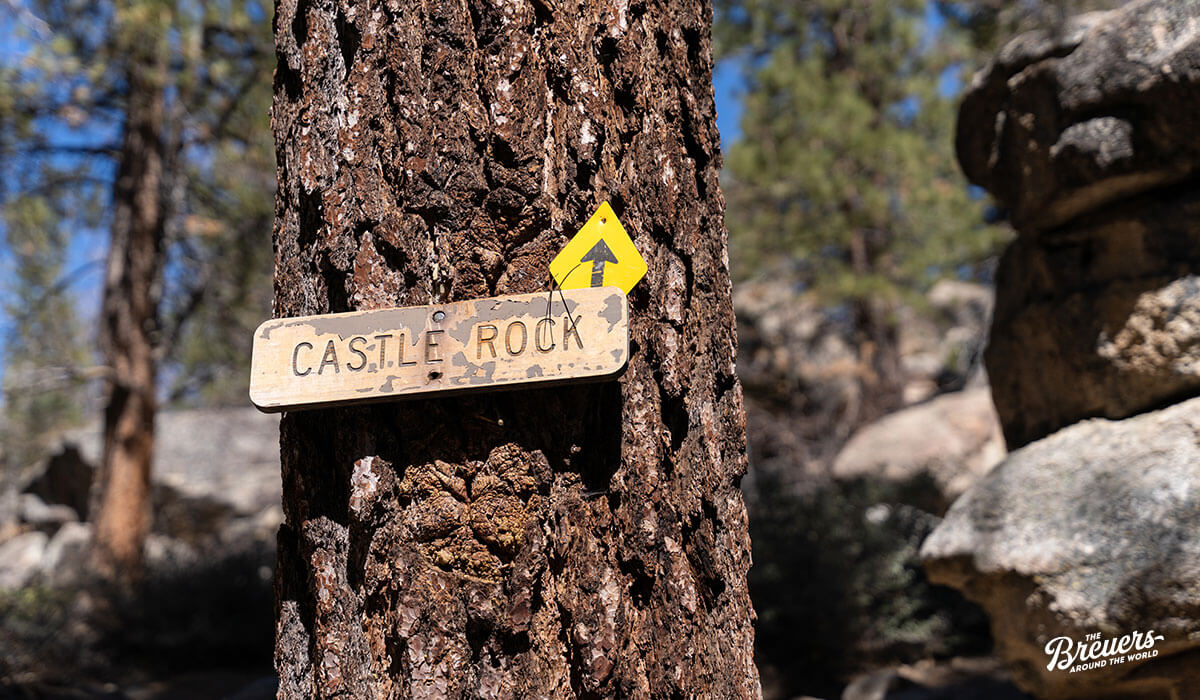 Schild am Castle Rock Trail in der Nähe von Big Bear Lake
