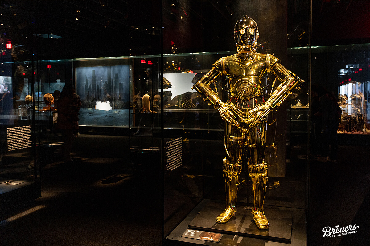 Requisiten wie C3PO von Star Wars im Academy Museum Hollywood