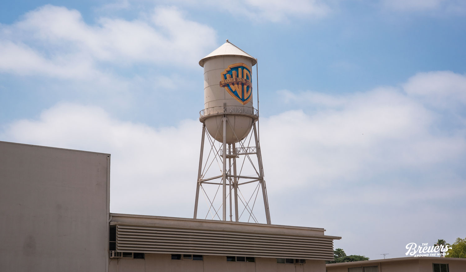 Der Wasserturm ist das weltbekannte Wahrzeichen der Warner Bros Studios