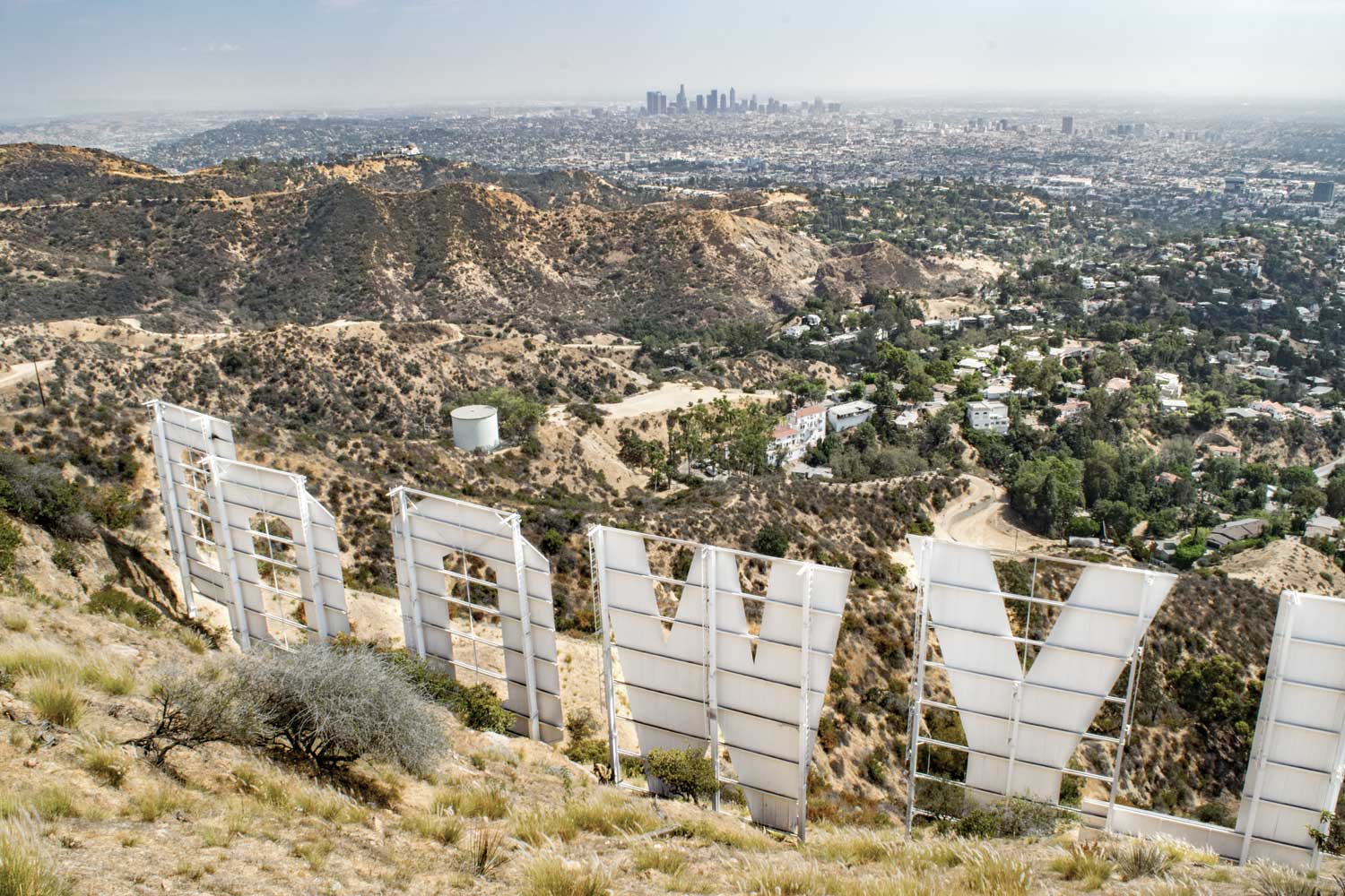Rückseite des Hollywood Sign mit Blick auf Downtown Los Angeles