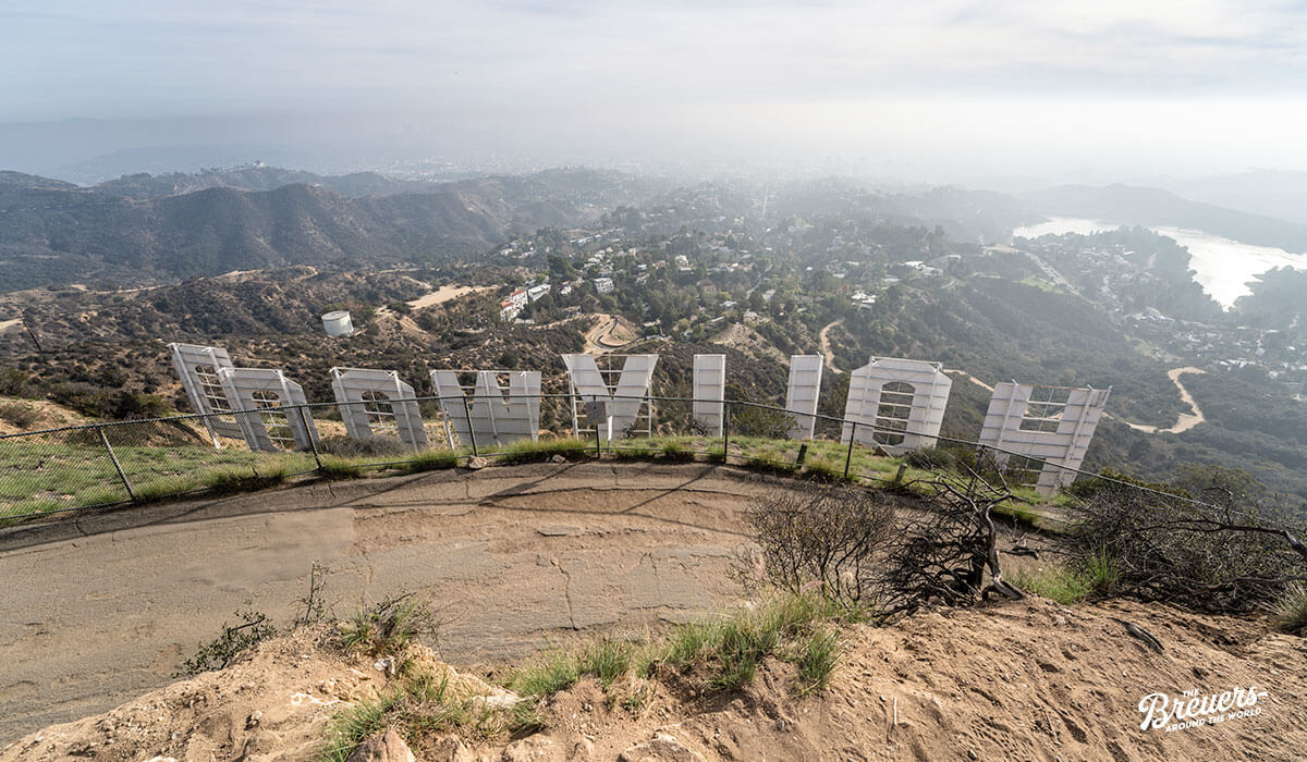 Blick über das Hollywood Sign auf Hollywood Reservoir