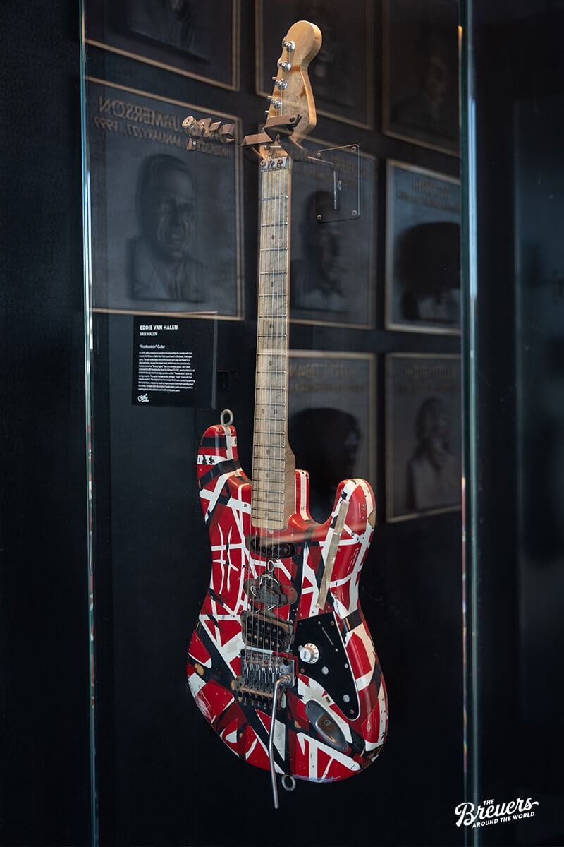 Gitarre von Eddie van Halen im Schaufenster von Guitar World Hollywood