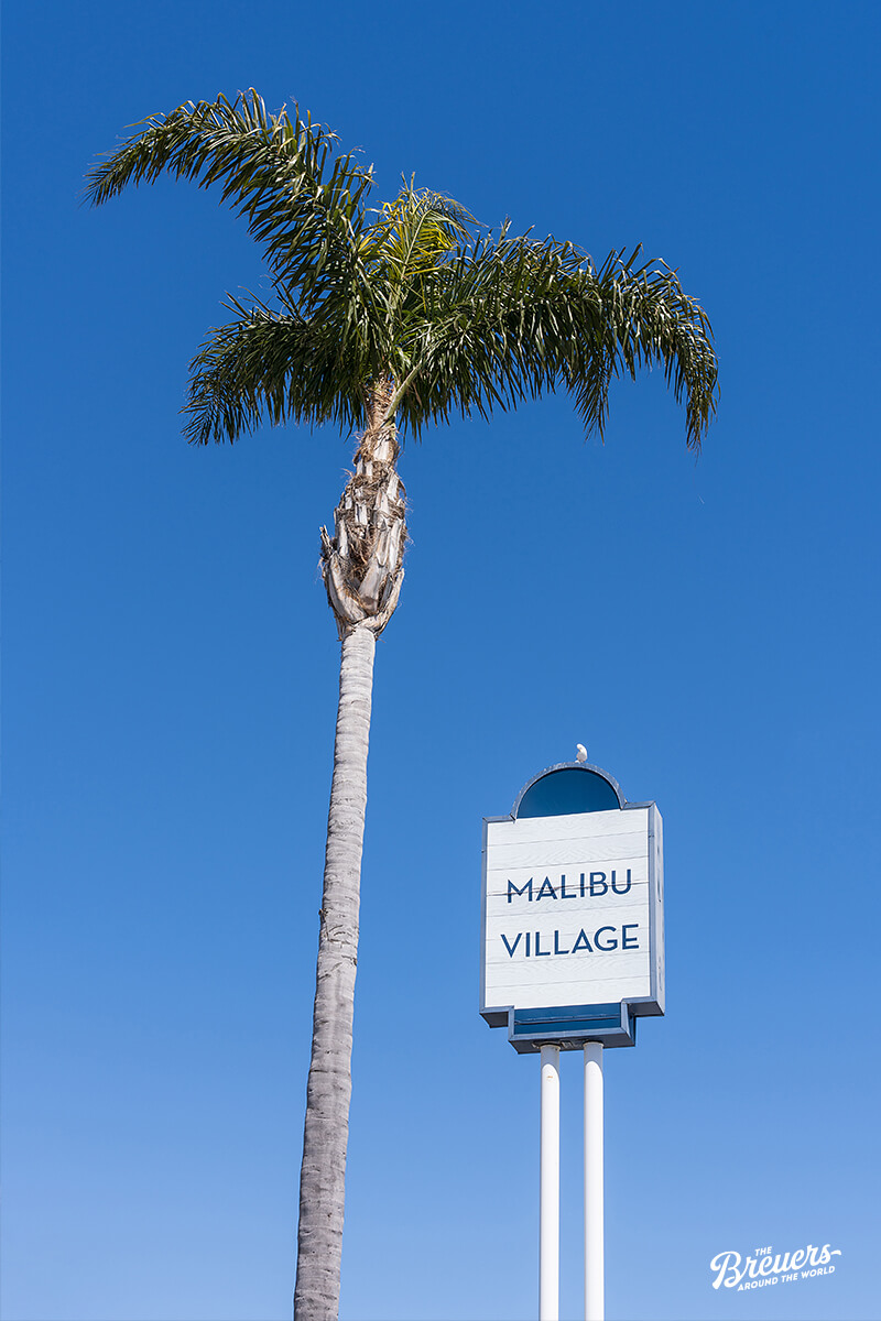 Schild und Palme im Malibu Village