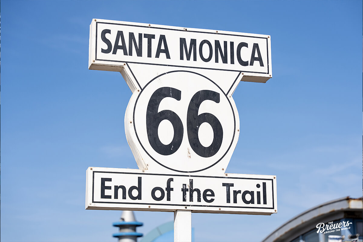 Santa Monica Pier mit Schild Route 66 End of Trail