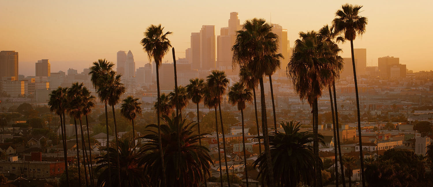 Der Highway 1 endet an der Skyline von Los Angeles im Sonnenuntergang