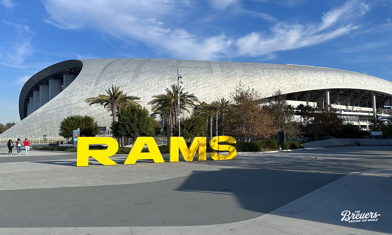 LA Rams Logo vor dem SoFi Stadium